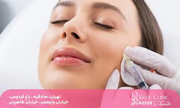 خانم خوشحالی که خوابیده و دستان دکتری که در حال تزریق مزوژل است-تزریق مزوژل 