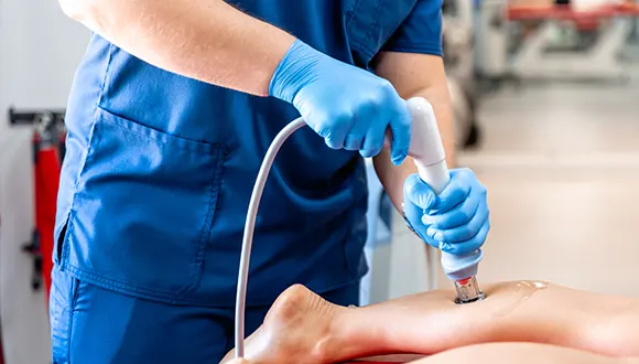 خداحافظی با دردهای مزمن: تکنیک‌های نوین فیزیوتراپی (لیزر و شاک‌ویو) چه می‌کنند؟