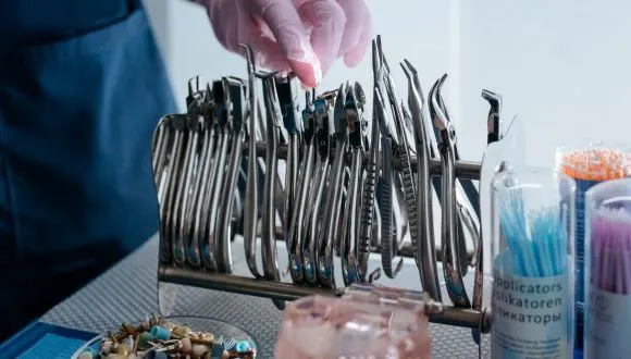 فرآیند استریلیزاسیون و تمیز کردن مناسب ابزارهای دندانپزشکی