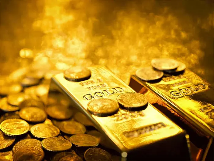 دو شمش طلا که توسط تعداد زیادی سکه طلا احاطه شدهاند